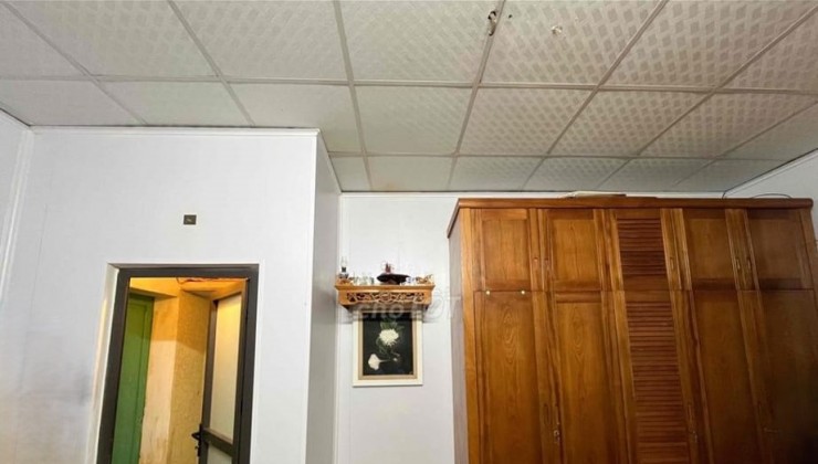 Tập thể tầng 4 D3 Nguyễn Công Trứ, Hai Bà Trưng. DT 20 m2 , 1 pn, giá chỉ 5 Triệu